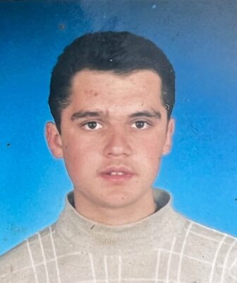 AFYONKARAHİSAR’DA 38 YAŞINDAKİ GENÇ ADAMIN CANSIZ BEDENİ EVİNİN BAHÇESİNDE YAKINLARI