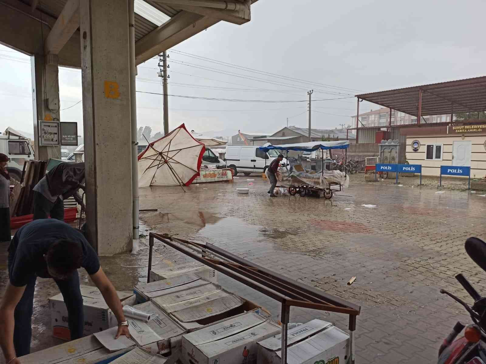 AFYONKARAHİSAR VALİLİĞİ BUGÜNDEN İTİBAREN KUVVETLİ RÜZGAR NEDENİYLE AĞAÇ VE DİREK