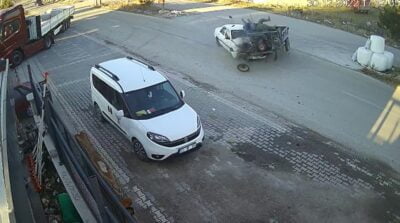 AFYONKARAHİSAR’DA MEYDANA GELEN TRAFİK KAZASINDA OTOMOBİLİN ÇARPTIĞI PATPAT DİYE TABİR