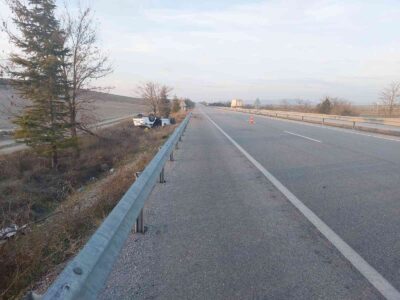 AFYONKARAHİSAR-ANKARA KARAYOLUNDA KONTROLDEN ÇIKAN OTOMOBİLİN TAKLA ATMASI SONUCU ANNE, BABA