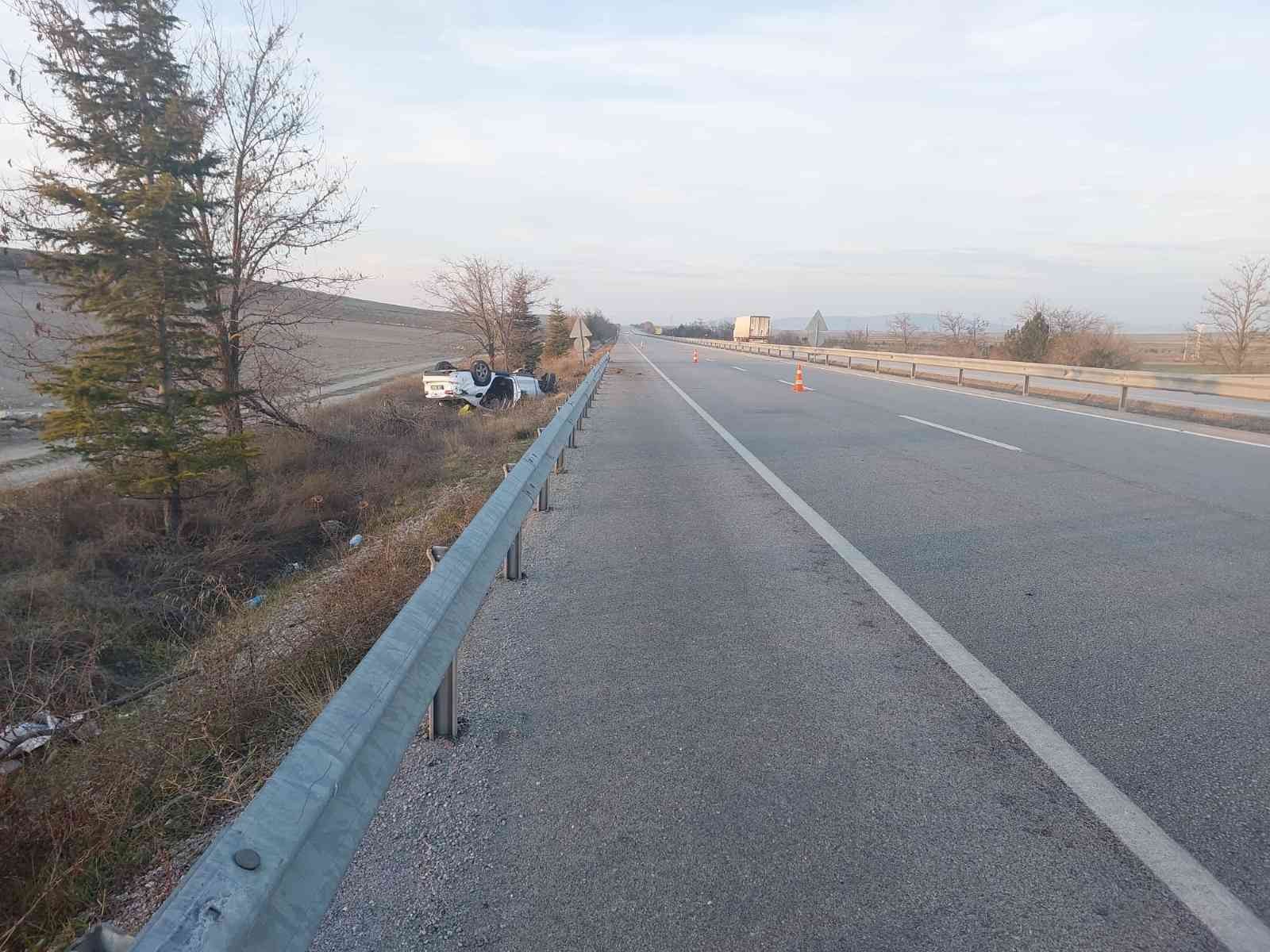 AFYONKARAHİSAR-ANKARA KARAYOLUNDA KONTROLDEN ÇIKAN OTOMOBİLİN TAKLA ATMASI SONUCU ANNE, BABA