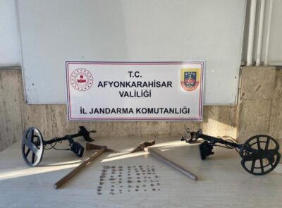 AFYONKARAHİSAR’DA 2 ŞÜPHELİ ŞAHIS KAÇAK KAZI YAPARKEN JANDARMA TARAFINDAN YAKALANDI.