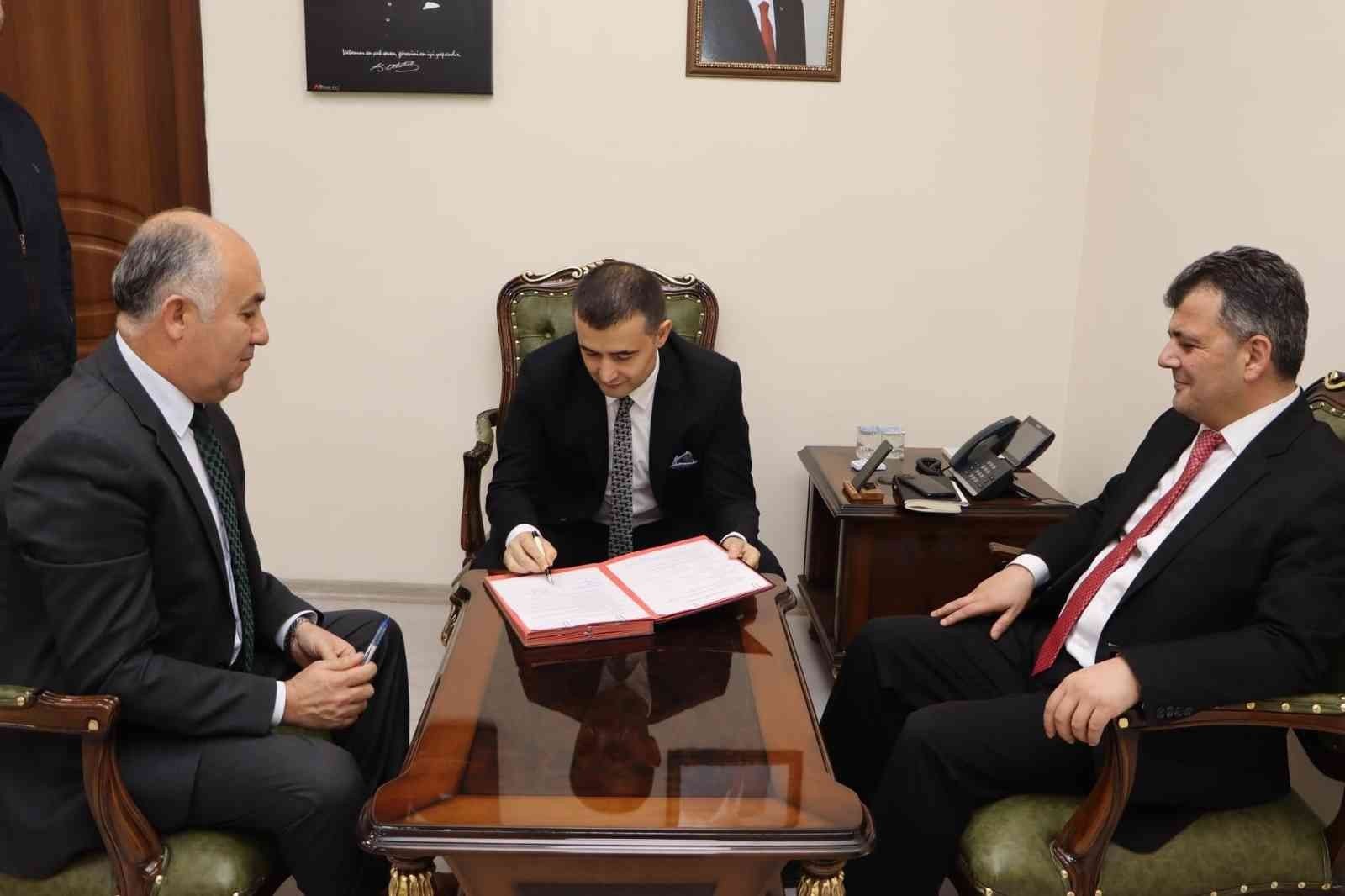 AFYONKARAHİSAR’IN EMİRDAĞ İLÇESİNDE BELEDİYE TARAFINDAN YAPTIRILAN İKİ HALI SAHA BEDELSİZ