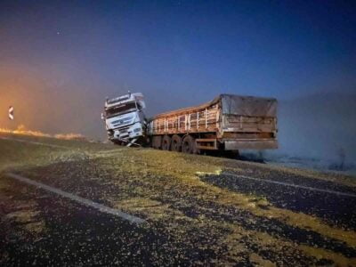 AFYONKARAHİSAR’IN BOLVADİN İLÇESİNDE MISIR YÜKLÜ TIRLAR VE OTOMOBİLLER GİZLİ BUZLANMA