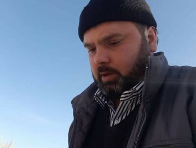 AFYONKARAHİSAR’DA ARKADAŞININ FOTOĞRAF ÇEKİNMEK İÇİN DURDUĞU ARAÇ KENDİLİĞİNDEN HAREKET EDİP