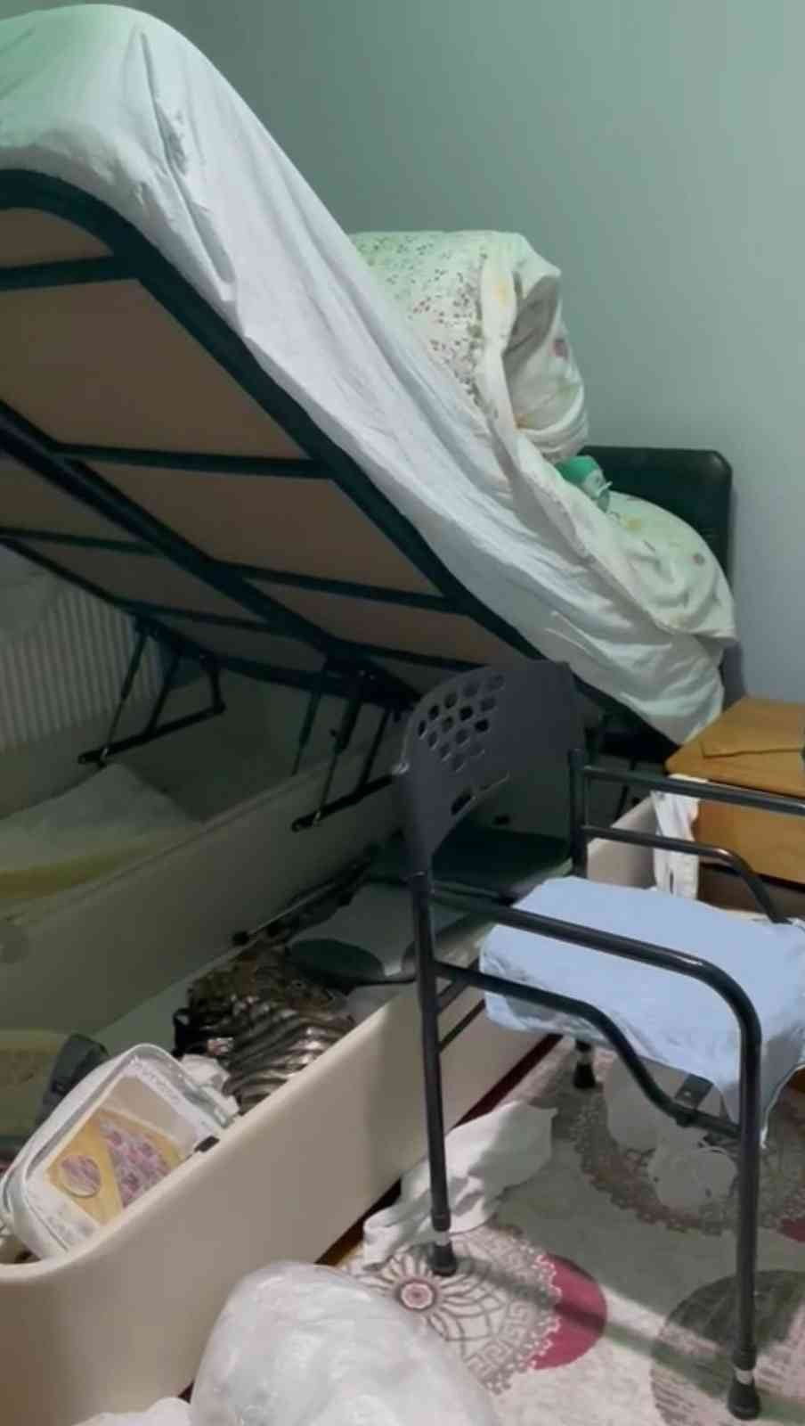AFYONKARAHİSAR’IN EMİRDAĞ İLÇESİNDE GURBETÇİLERİN EVİNE GİREN HIRSIZLAR KAPILARI KIRIP EVİ