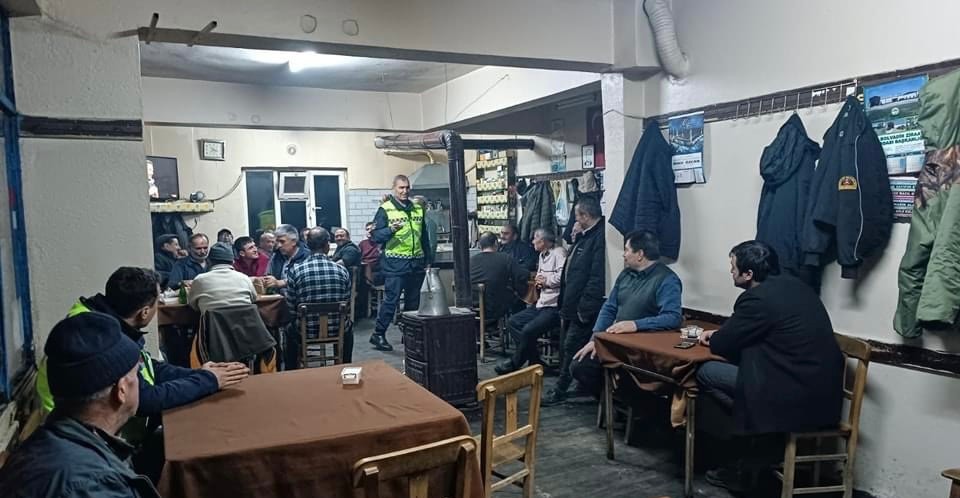 AFYONKARAHİSAR’DA JANDARMA EKİPLERİ TARAFINDAN VATANDAŞLAR YÖNELİK GÜVENLİK TRAFİK BİLGİLENDİRMELERİ DEVAM