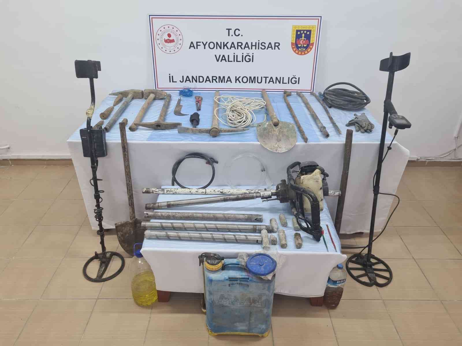 AFYONKARAHİSAR’DA KAÇAK KAZI YAPAN 2 ŞAHIS JANDARMA TARAFINDAN SUÇÜSTÜ YAKALANDI.