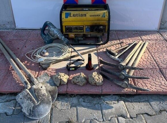 AFYONKARAHİSAR’IN EMİRDAĞ İLÇESİNDE KAÇAK KAZI YAPAN 3 ŞÜPHELİ ŞAHIS JANDARMANIN