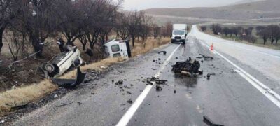 AFYONKARAHİSAR’DA KAMYONET İLE ÇARPIŞIP TAKLA ATAN OTOMOBİLDEKİ 2 KİŞİ HAYATINI