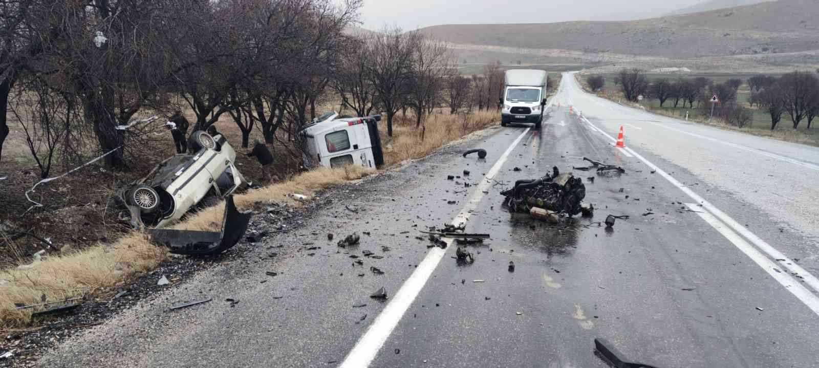 AFYONKARAHİSAR’DA KAMYONET İLE ÇARPIŞIP TAKLA ATAN OTOMOBİLDEKİ 2 KİŞİ HAYATINI