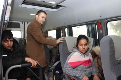 AFYONKARAHİSAR EMİRDAĞ KAYMAKAMI OSMAN BİLİCİ, ÖĞRENCİ SERVİS ARACINDA İNCELEMELERDE BULUNUP,