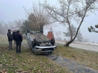 AFYONKARAHİSAR’DA YOĞUN SİS VE BUZLANMA NEDENİYLE KONTROLDEN ÇIKAN OTOMOBİL MESİRELİK