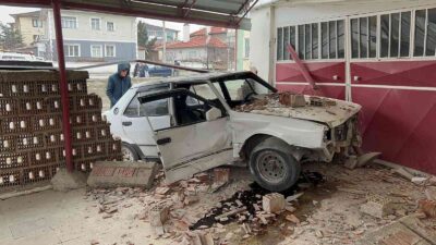 AFYONKARAHİSAR’DA OTOMOBİLLE ÇARPIŞTIKTAN SONRA KONTROLDEN ÇIKAN TOFAŞ SAVRULARAK YOL KENARINDAKİ