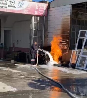 AFYONKARAHİSAR’DA OTO LPG DEĞİŞİM DÜKKANINDA GAZ SIKIŞMASINDAN DOLAYI PATLAMA MEYDANA