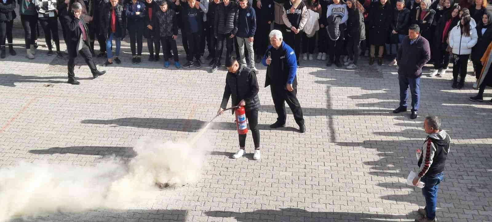 AFYONKARAHİSAR’IN SANDIKLI İLÇESİNDE ÖĞRETMEN VE ÖĞRENCİLERİNE YÖNELİK ‘AFET FARKINDALIK EĞİTİMİ’