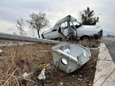 AFYONKARAHİSAR’DA AYDINLATMA DİREĞİNE ÇARPTIKTAN SONRA ORTAYA İKİYE BÜKÜLEN OTOMOBİLDEKİ SÜRÜCÜ