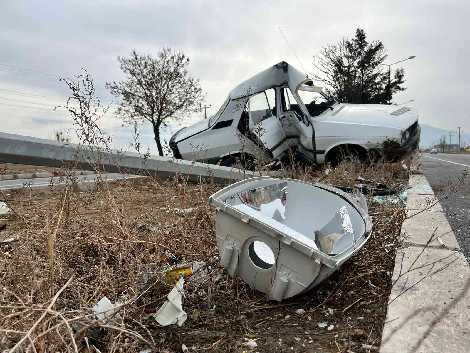 AFYONKARAHİSAR’DA AYDINLATMA DİREĞİNE ÇARPTIKTAN SONRA ORTAYA İKİYE BÜKÜLEN OTOMOBİLDEKİ SÜRÜCÜ