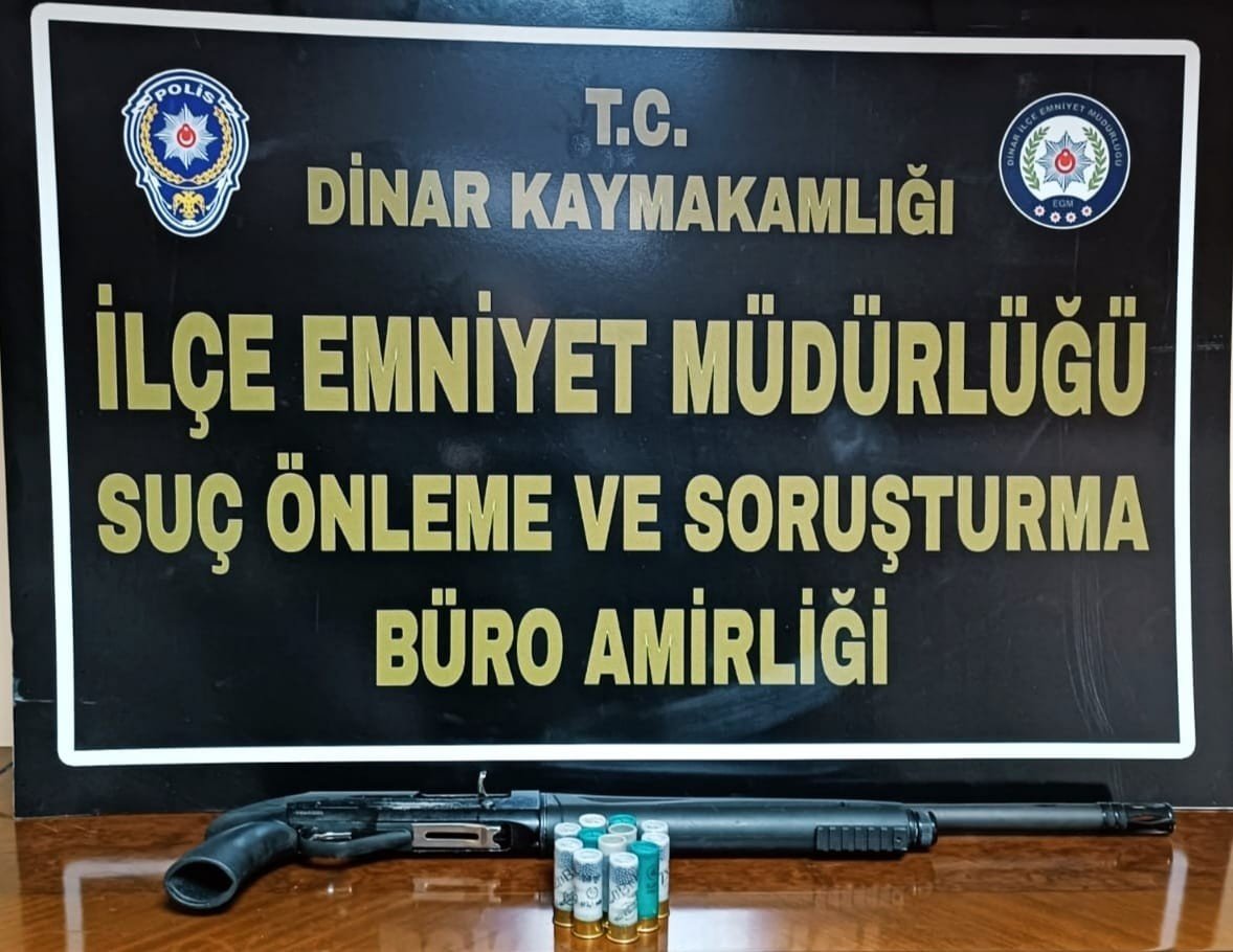 AFYONKARAHİSAR’DA BİR KİŞİ GİYİNDİĞİ PALTOSUNUN İÇERİSİNE SAKLADIĞI RUHSATSIZ AV TÜFEĞİYLE