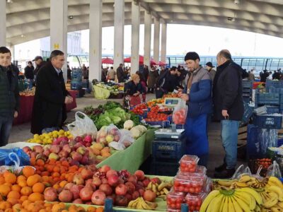 AFYONKARAHİSAR'DA SEMT PAZARLARINDA MEYVE VE SEBZE FİYATLARININ DÜŞMESİ VATANDAŞLARA RAHAT