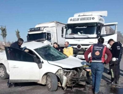 AFYONKARAHİSAR’DA MEYDANA GELEN TRAFİK KAZASINDA TIRIN ÇARPMASI SONUCU HURDAYA DÖNEN