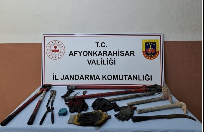 AFYONKARAHİSAR’IN DİNAR İLÇESİNDE JANDARMA TARAFINDAN İKİ ŞAHIS TREN YOLU GÜZERGAHINDA