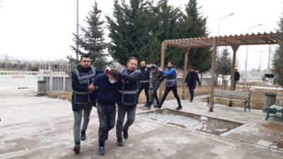 AFYONKARAHİSAR’IN BAYAT İLÇESİNDE HIRSIZLIK İÇİN GİRDİKLERİ EVDE YAŞLI KADININ BOĞAZINI