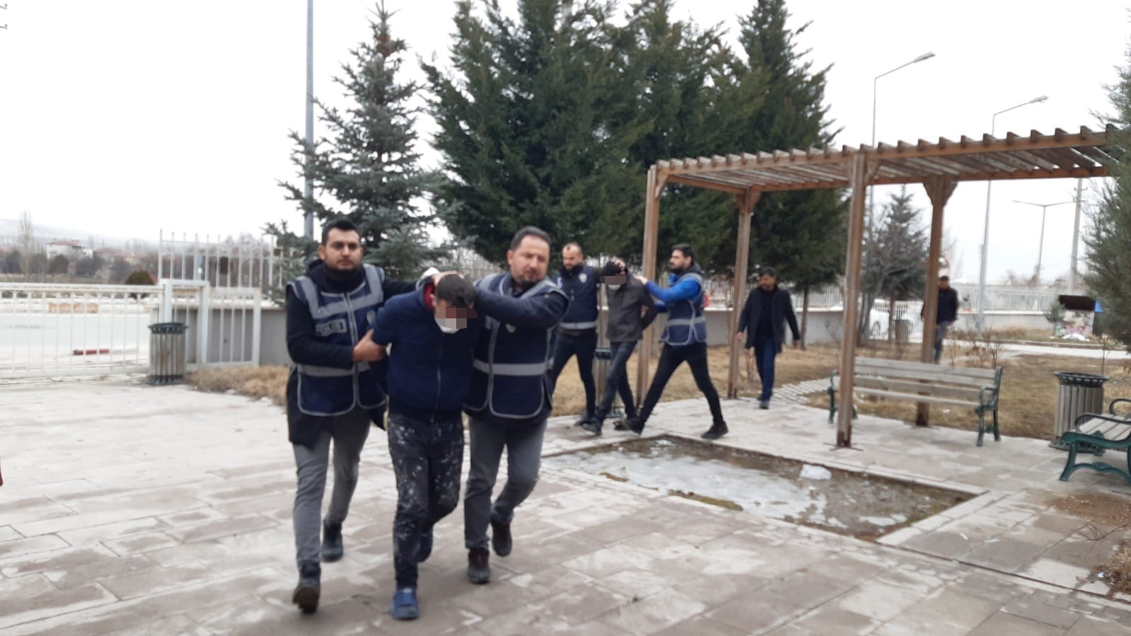 AFYONKARAHİSAR’IN BAYAT İLÇESİNDE HIRSIZLIK İÇİN GİRDİKLERİ EVDE YAŞLI KADININ BOĞAZINI