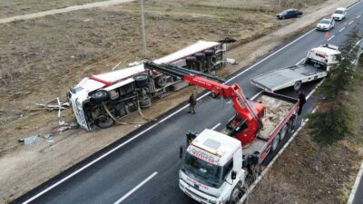 AFYONKARAHİSAR’DA KONTROLDEN ÇIKARAK YOL KENARINA DEVRİLEN TIR YOĞUN UĞRAŞLAR SONUCU