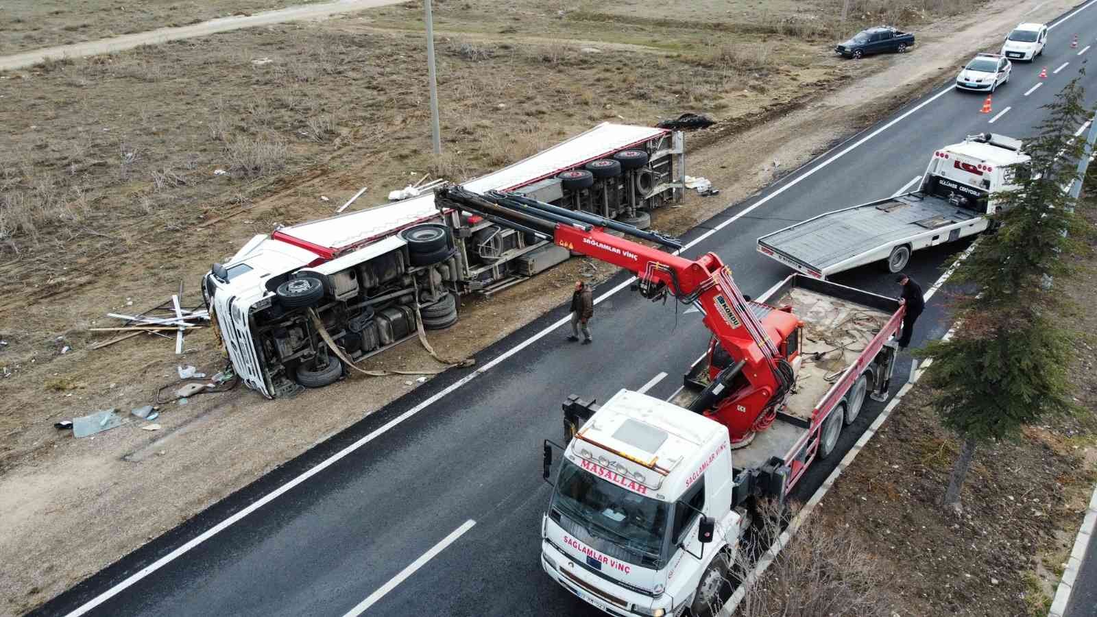AFYONKARAHİSAR’DA KONTROLDEN ÇIKARAK YOL KENARINA DEVRİLEN TIR YOĞUN UĞRAŞLAR SONUCU