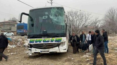 AFYONKARAHİSAR’DA TRAKTÖRE ÇARPTIKTAN SONRA KONTROLDEN ÇIKAN YOLCU OTOBÜSÜ TARLAYA GİREREK