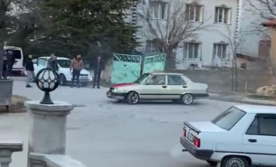 AFYONKARAHİSAR’IN BOLVADİN İLÇESİNDE 10 SANİYE BOYUNCA DRİFT ATAN BİR SÜRÜCÜYE