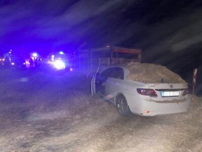 Afyonkarahisar’da tırdan düşen saman balyalarına çarpan bir kamyonet ve otomobildeki