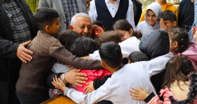 Afyonkarahisar’da misafir edilen depremzedeleri ziyaret eden Belediye Başkanı Mehmet Zeybek,
