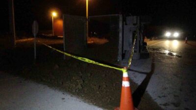AFYONKARAHİSAR’IN SANDIKLI İLÇESİNDE TOPRAK YÜKLÜ KAMYON DEVRİLDİ, KAMYON ŞOFÖRÜ ALİ