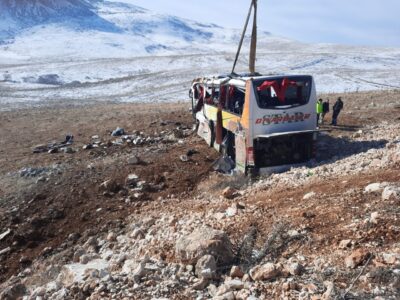 AFYONKARAHİSAR’DA YOLCU OTOBÜSÜNÜN DEVRİLMESİ SONUCU MEYDANA GELEN TRAFİK KAZASINDA ÖLÜ