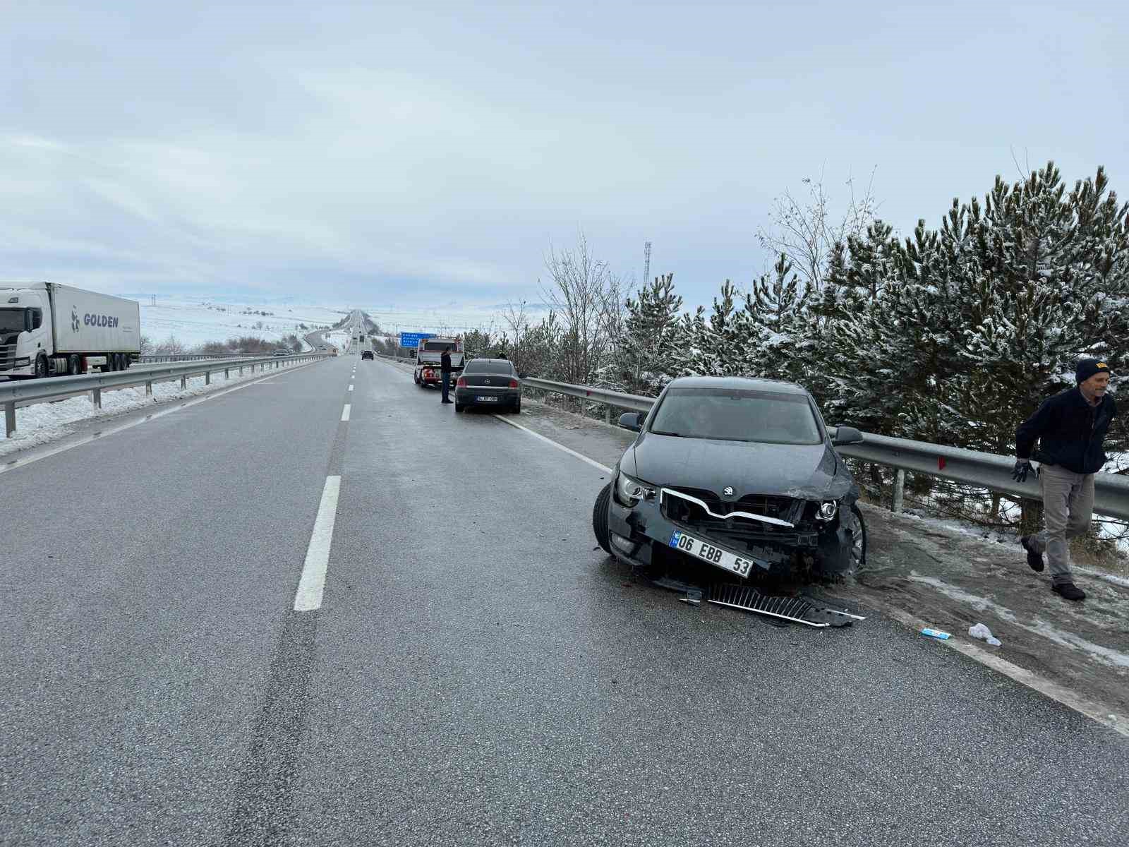 AFYONKARAHİSAR’DA ETKİLİ OLAN KAR YAĞIŞININ ARDINDAN YAŞANAN BUZLANMA SONRASI BİR