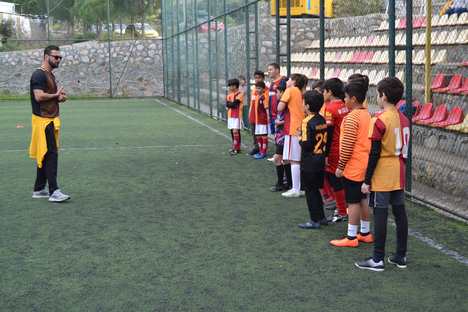 MUĞLA (AA) – Bodrum ilçesindeki iki futbol okulunda, depremzede çocuklara