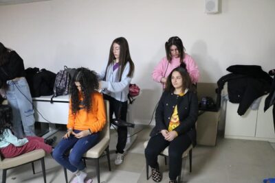 AFYONKARAHİSAR’DAKİ KADIN KUAFÖRLERİ ÖĞRENCİ YURTLARINDA KONAKLAYAN DEPREMZEDELERE ÜCRETSİZ SAÇ KESİMİ