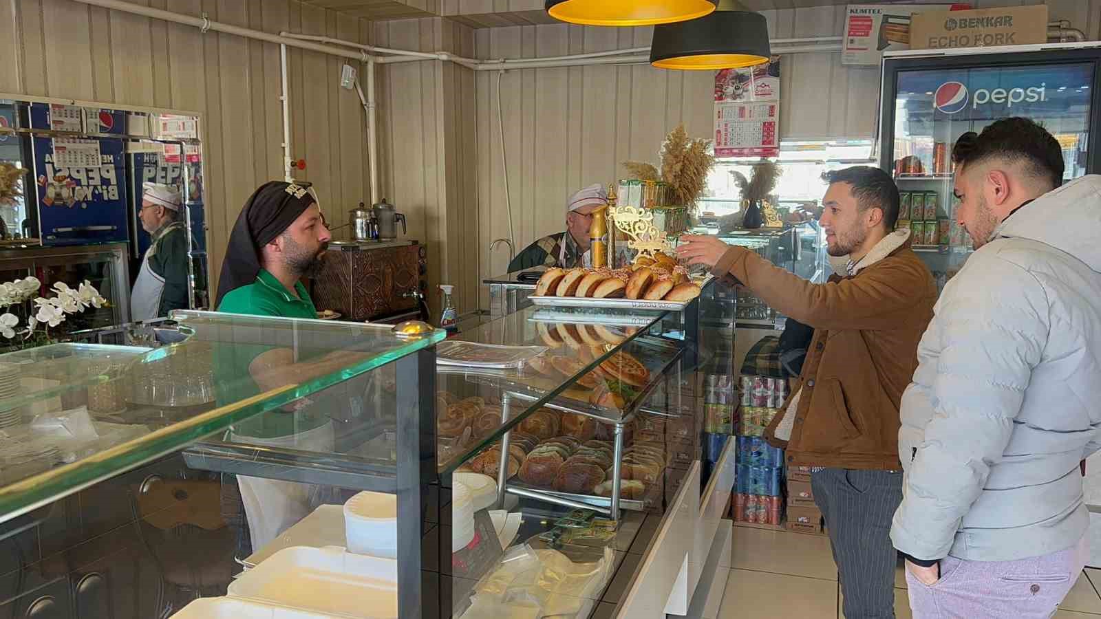 AFYONKARAHİSAR’IN BOLVADİN İLÇESİNDE BİR BÖREKÇİ DÜKKANI BİR GÜNLÜK GELİRİNİ DEPREM