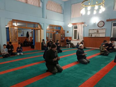 AFYONKARAHİSAR’DA MİRAÇ KANDİLİ DOLAYISI İLE CAMİLERE AKIN EDEN VATANDAŞLARIN DEPREMZEDELER