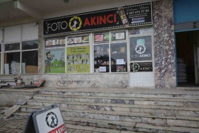 AFYONKARAHİSAR’IN İHSANİYE İLÇESİNDE BİR FOTOĞRAFÇI ESNAFI AFET BÖLGESİNDEN GEÇİCİ SÜRELİĞİNE