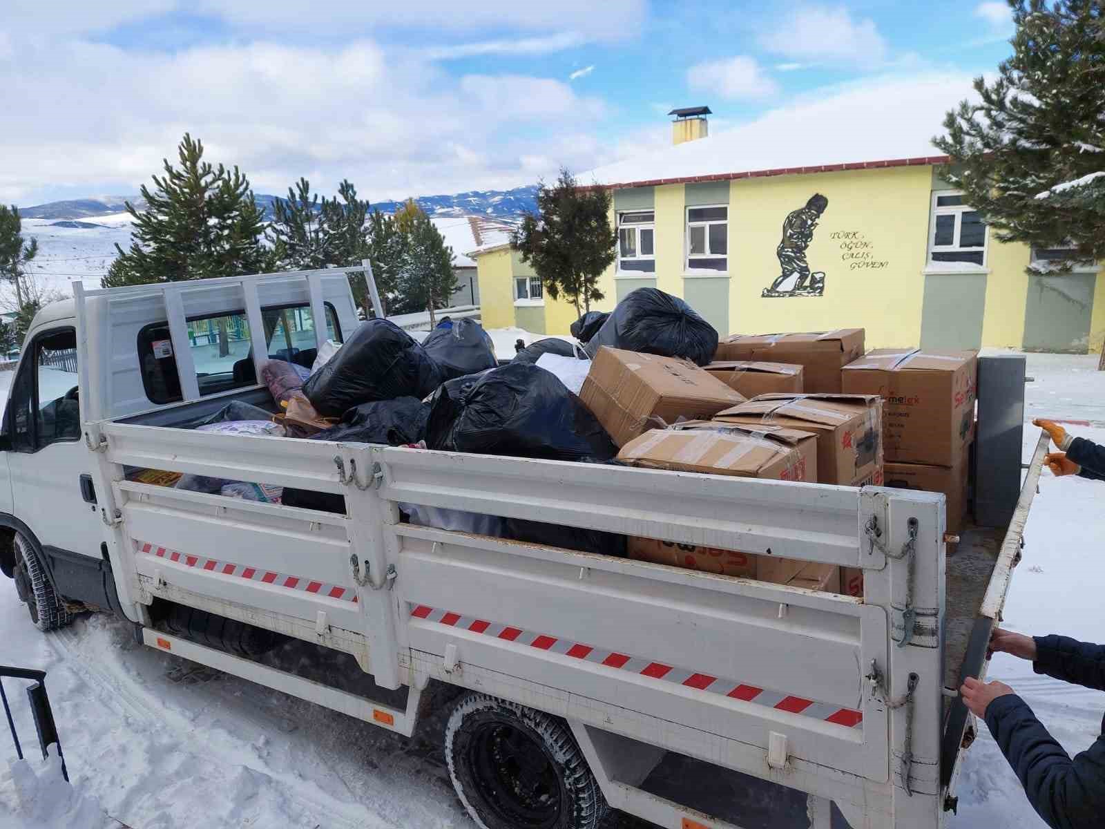 AFYONKARAHİSAR’I BAYAT İLÇESİNE BAĞLI DERBENT KÖYÜ HALKI DEPRENİN MEYDANA GELDİĞİ