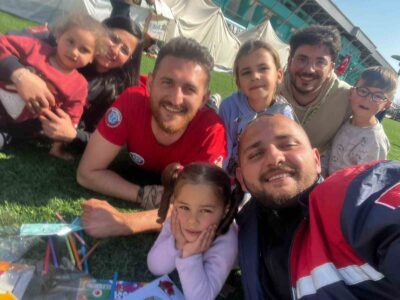 AFYONKARAHİSAR’DAN AFET BÖLGESİNE GİDEN UMKE EKİPLERİ VERDİKLERİ SAĞLIK HİZMETİNİN YANINDA