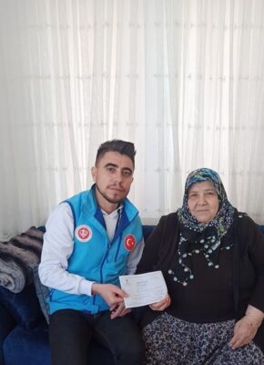 AFYONKARAHİSAR’IN SANDIKLI İLÇESİNDE 68 YAŞINDAKİ BİR KADIN UMRE ZİYARETİ İÇİN