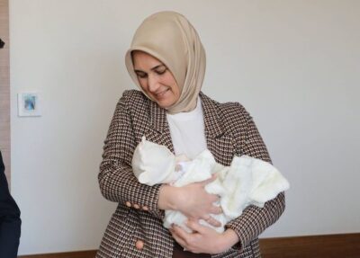 AFYONKARAHİSAR’DAKİ ÖZEL VE DEVLET HASTANELERİNDE DOĞUM YAPAN DEPREMZEDELERİ ZİYARET EDEN