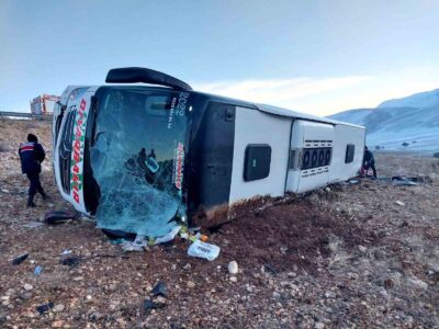 AFYONKARAHİSAR’DA YOLCU OTOBÜSÜNÜN DEVRİLMESİ SONUCU MEYDANA GELEN TRAFİK KAZASINDA 6