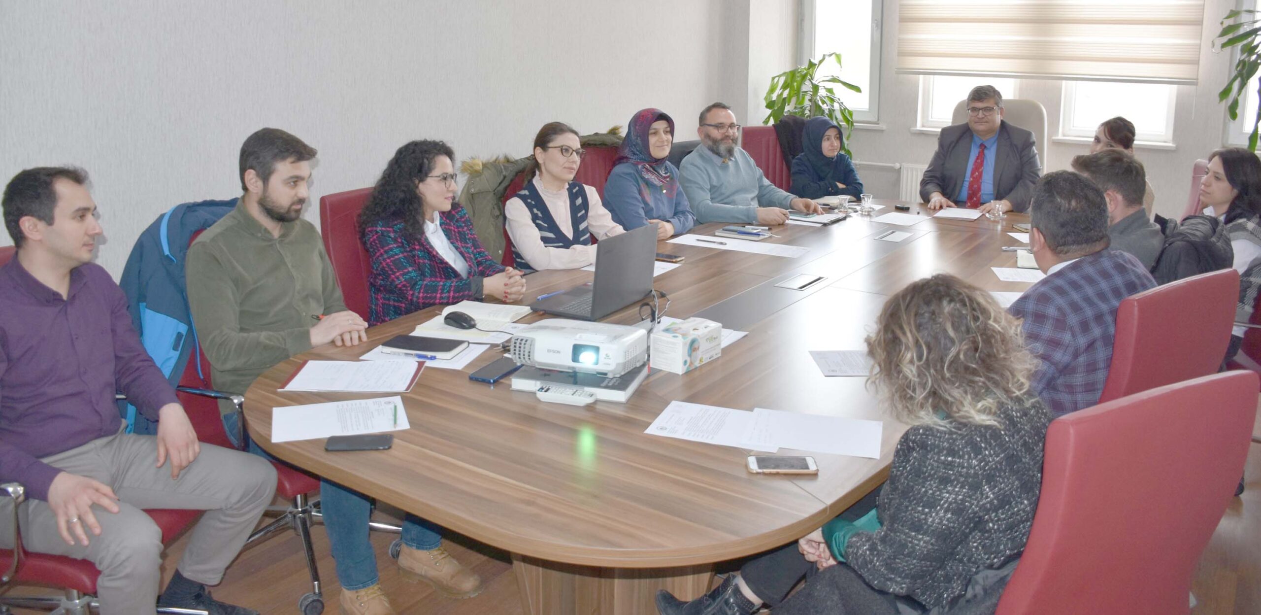 Afyonkarahisar Sağlık Bilimleri Üniversitesi Kalite Komisyonu Rektörlük toplantı salonunda toplandı.