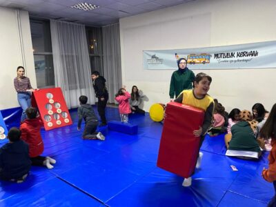 AKÜ,  Afyonkarahisar Valiliği koordinasyonunda yürütülen Mutluluk Kervanı Projesi kapsamında depremden