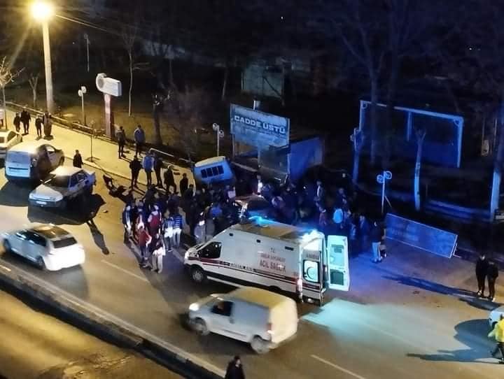 Afyonkarahisar’da meydana gelen zincirleme trafik kazasında 1 ağır 5 kişi